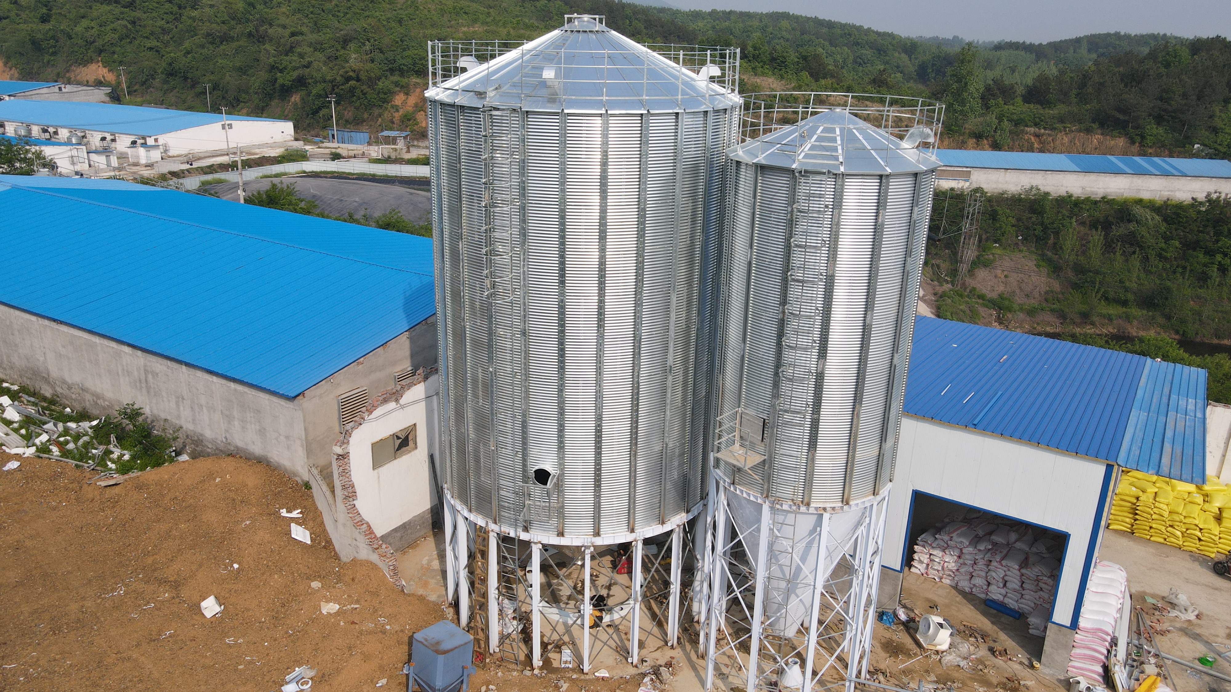 南陽(yáng)桐柏緣合種豬場(chǎng)鋼板倉(cāng)自動(dòng)配料及生產(chǎn)設(shè)備